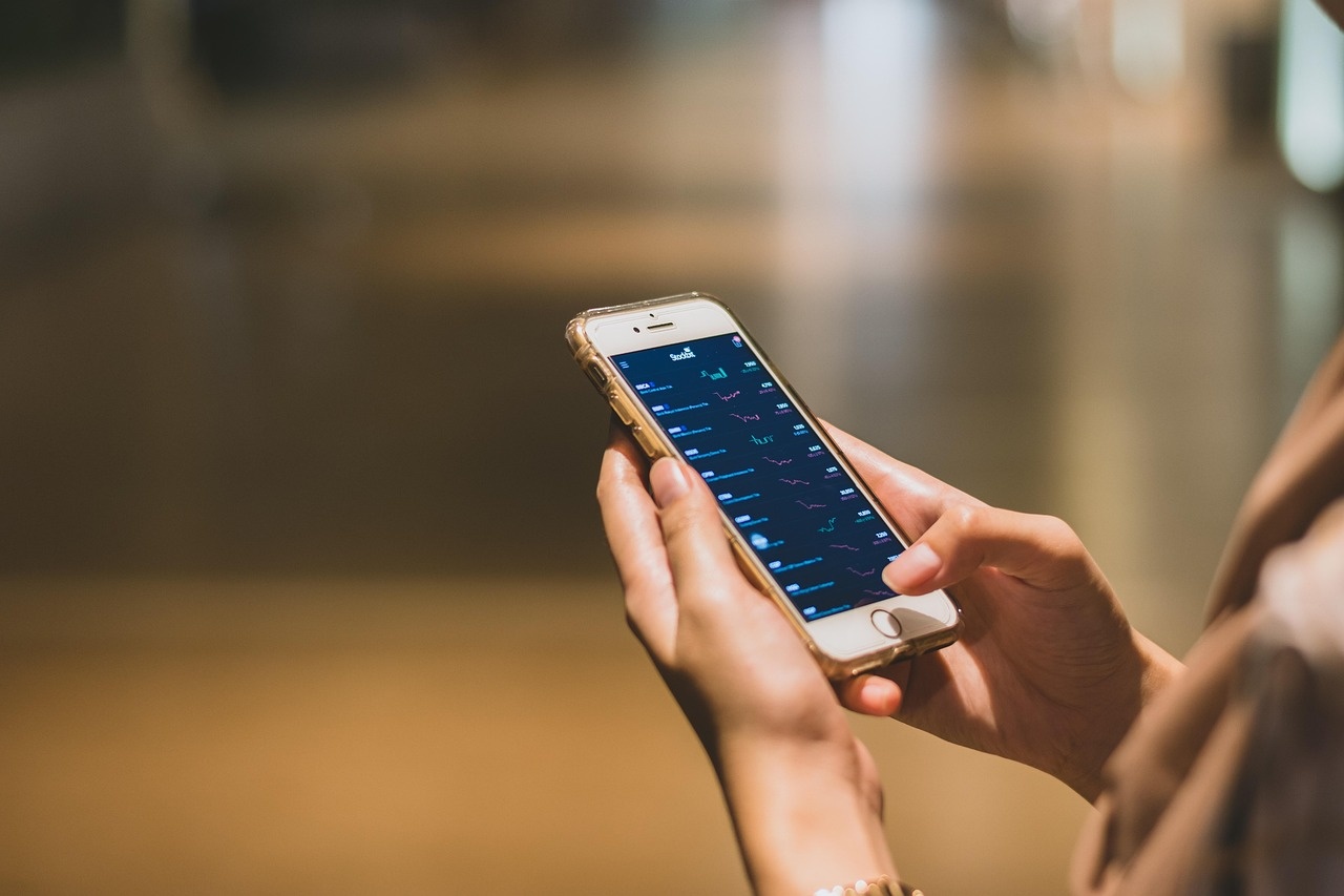 Analytics Dashboard auf Smartphone mit Wachstumsdaten