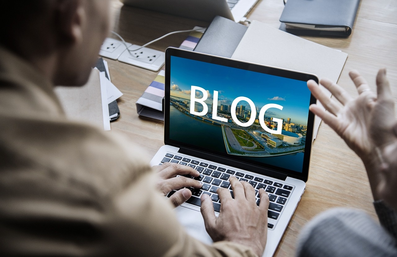 Content Creation und Blog-Strategie am Laptop