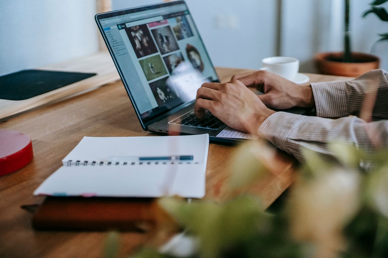 Content Creation am Laptop mit Social Feed