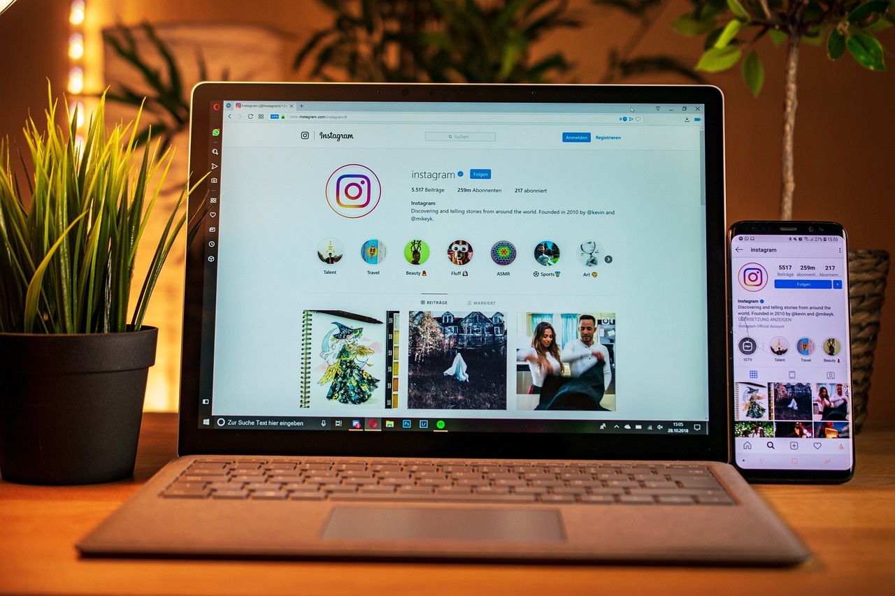 Instagram Profil auf Laptop und Smartphone
