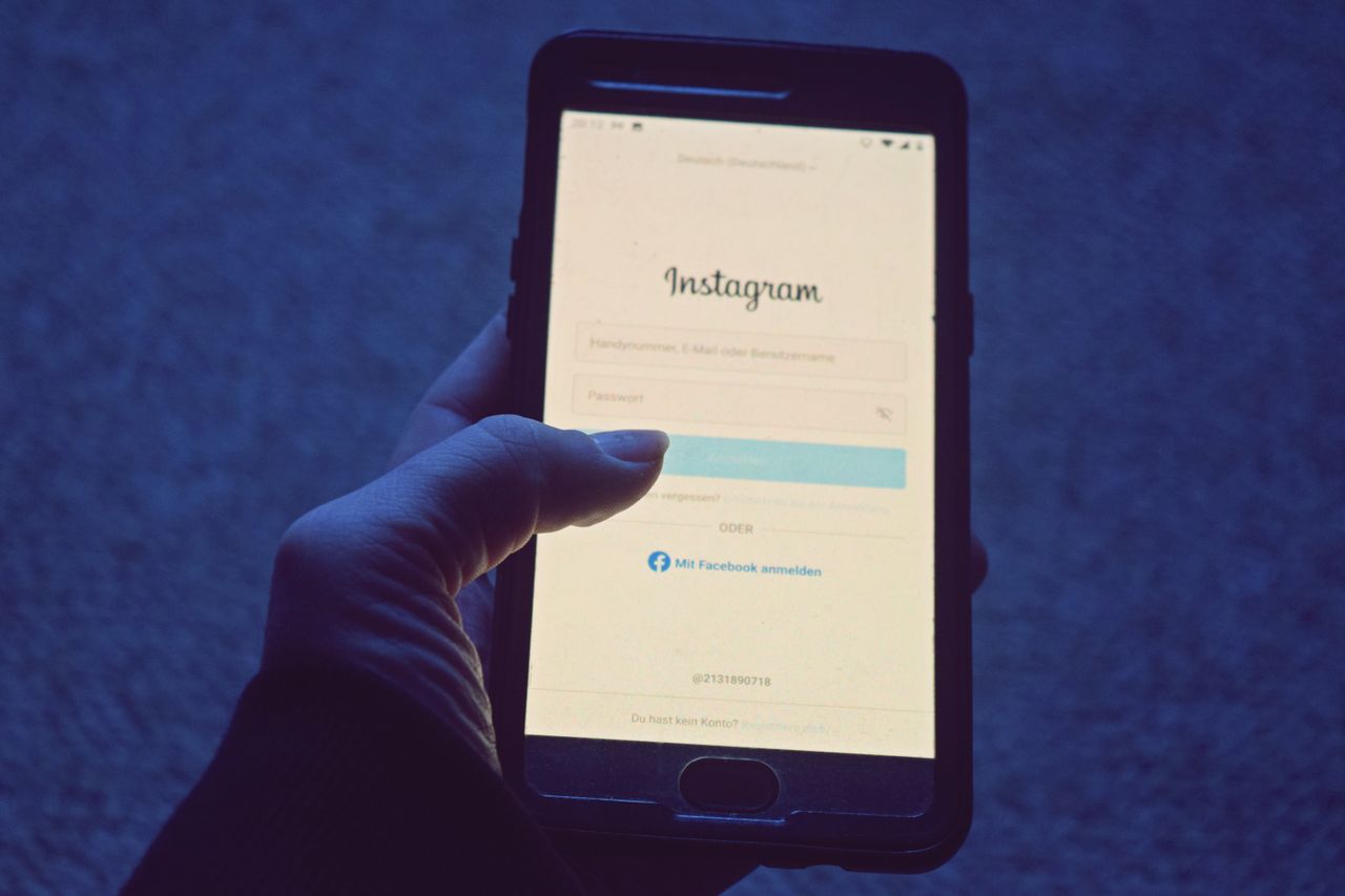 Instagram Marketing auf Smartphone in deutscher Sprache
